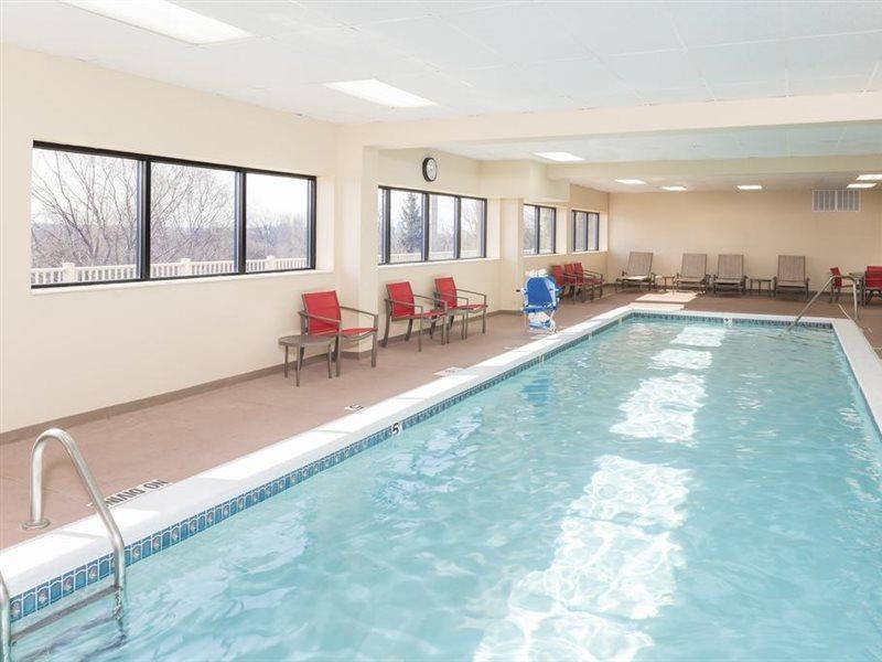 Walker Hampton Inn Grand Rapids/North מראה חיצוני תמונה