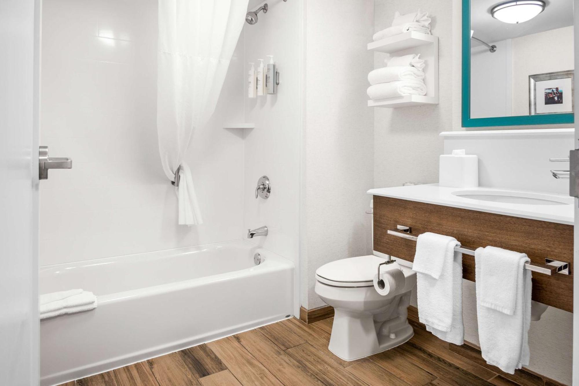 Walker Hampton Inn Grand Rapids/North מראה חיצוני תמונה