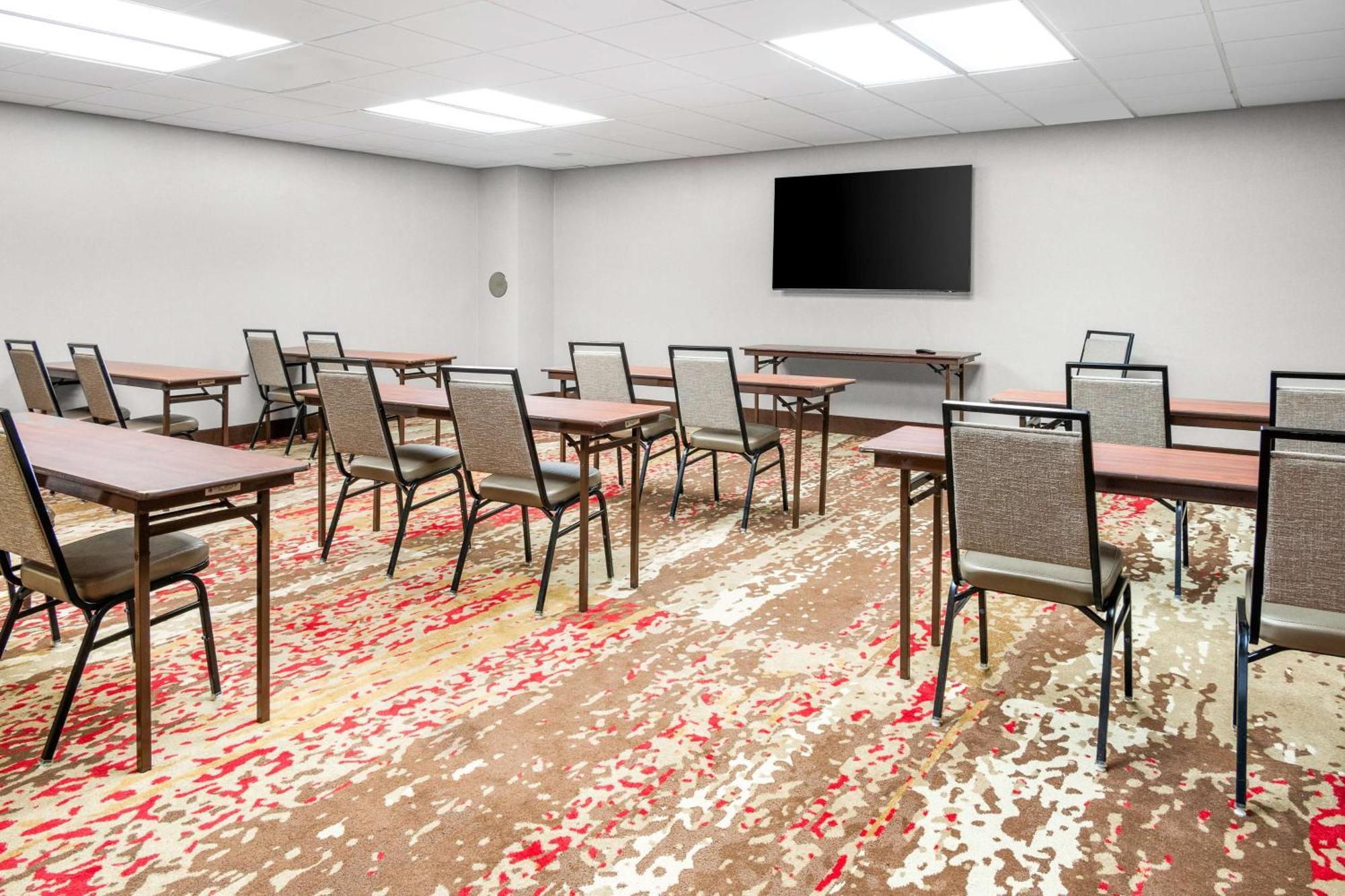 Walker Hampton Inn Grand Rapids/North מראה חיצוני תמונה
