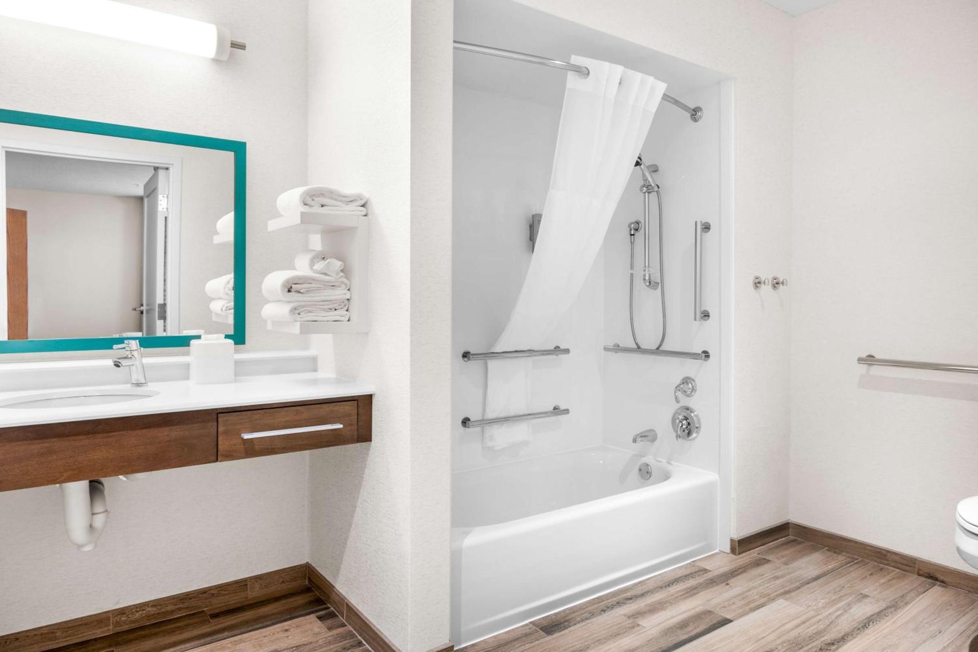 Walker Hampton Inn Grand Rapids/North מראה חיצוני תמונה