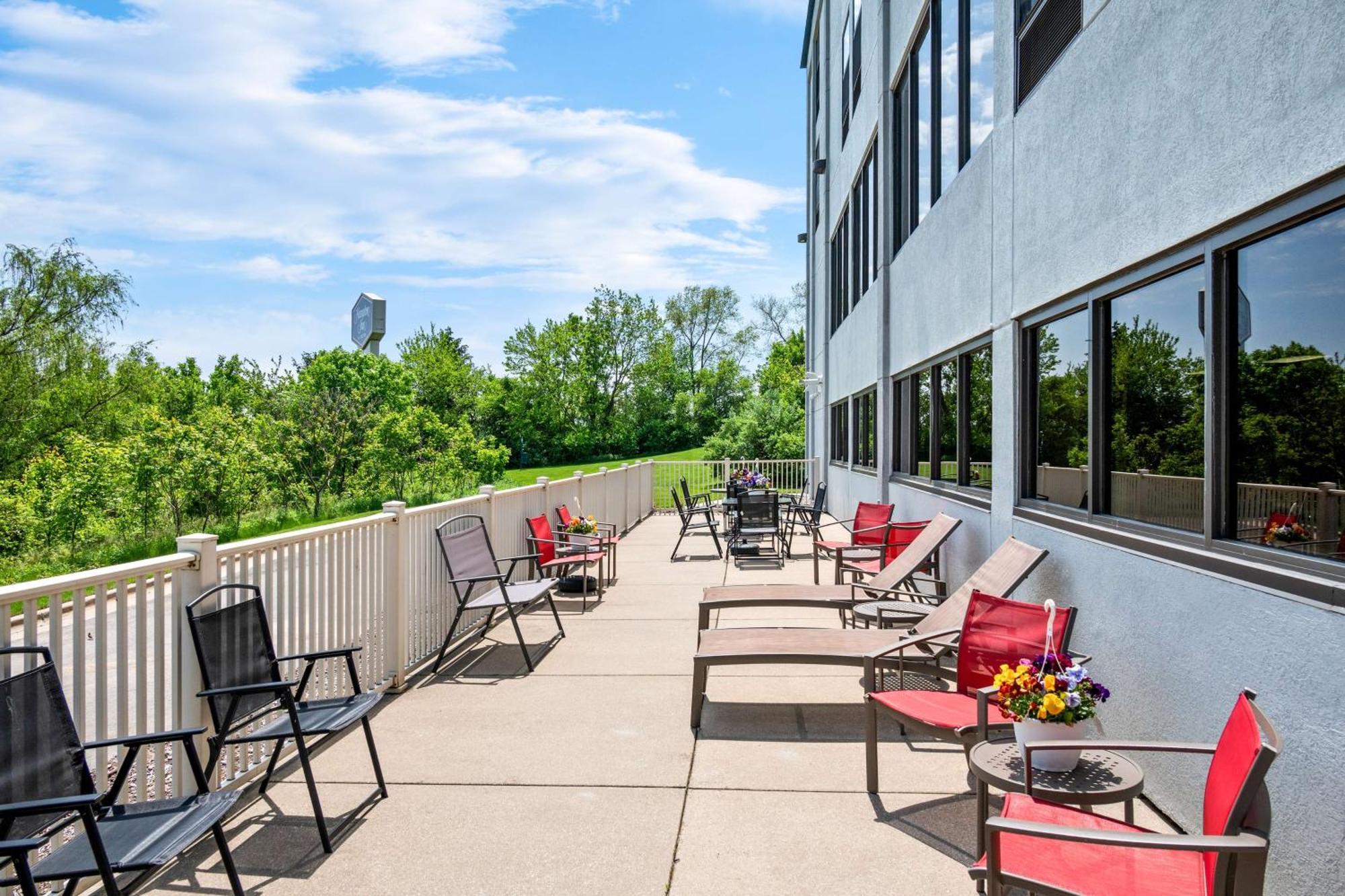 Walker Hampton Inn Grand Rapids/North מראה חיצוני תמונה