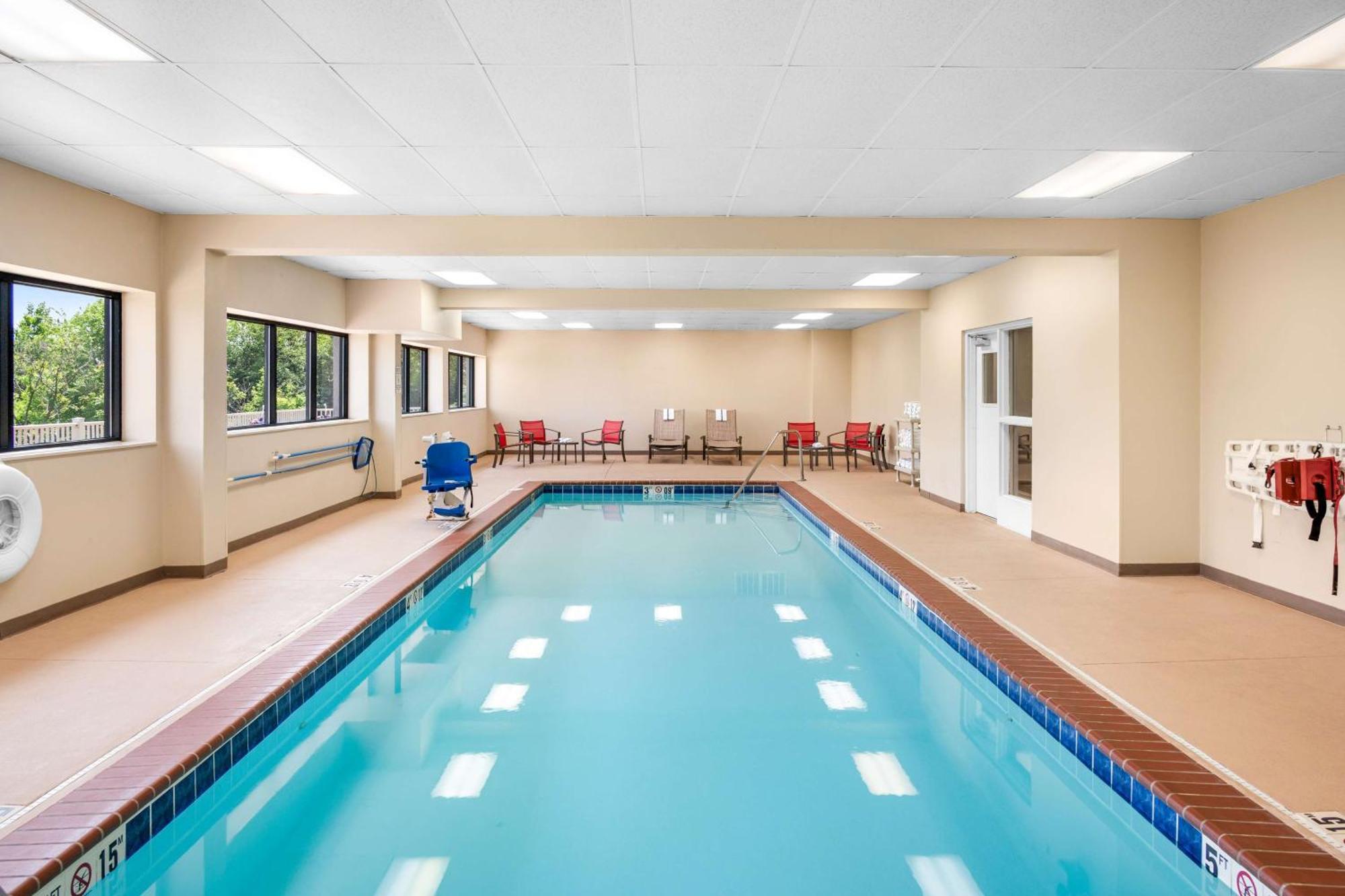 Walker Hampton Inn Grand Rapids/North מראה חיצוני תמונה