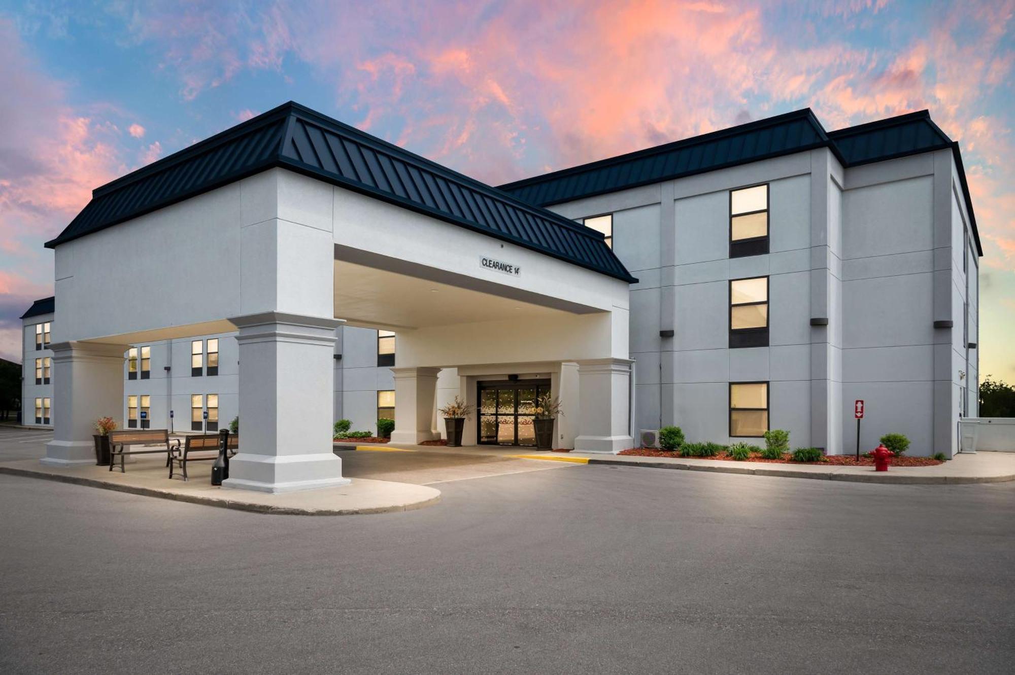 Walker Hampton Inn Grand Rapids/North מראה חיצוני תמונה