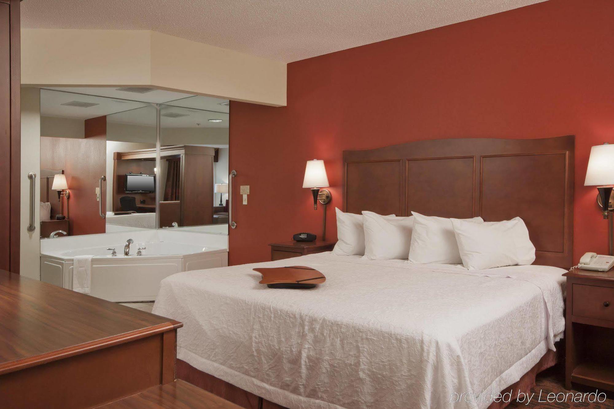 Walker Hampton Inn Grand Rapids/North מראה חיצוני תמונה