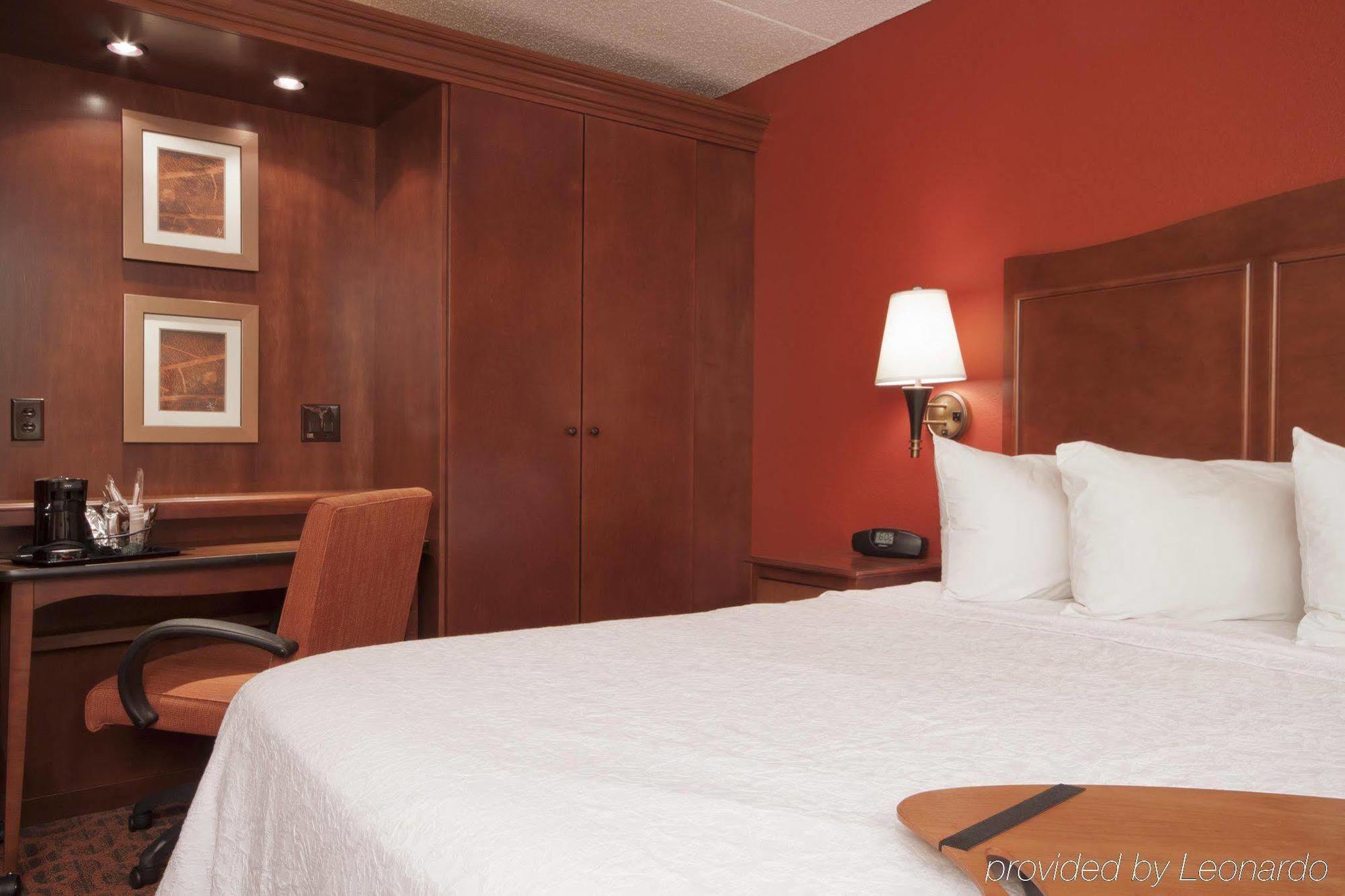 Walker Hampton Inn Grand Rapids/North מראה חיצוני תמונה