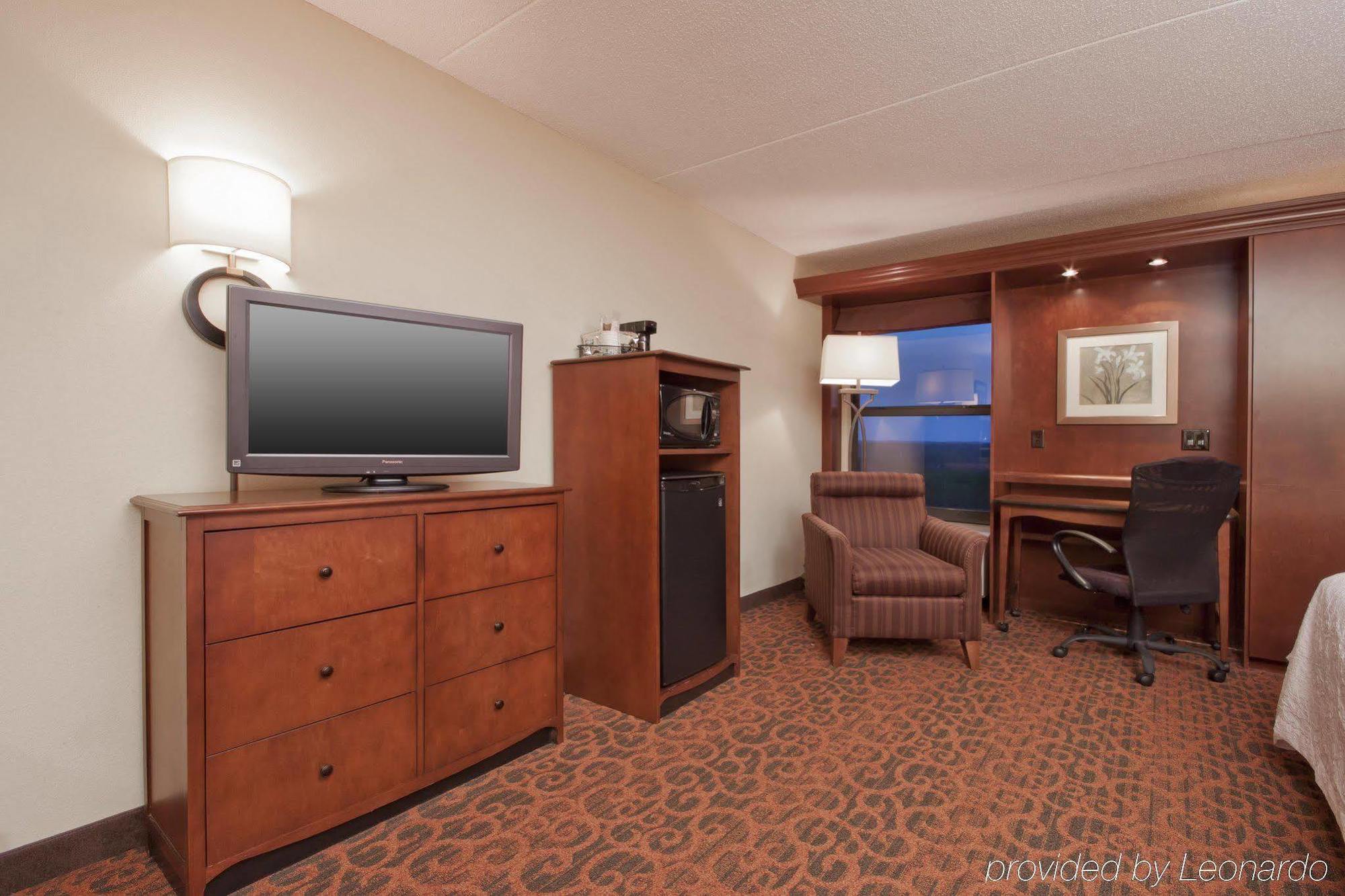 Walker Hampton Inn Grand Rapids/North מראה חיצוני תמונה