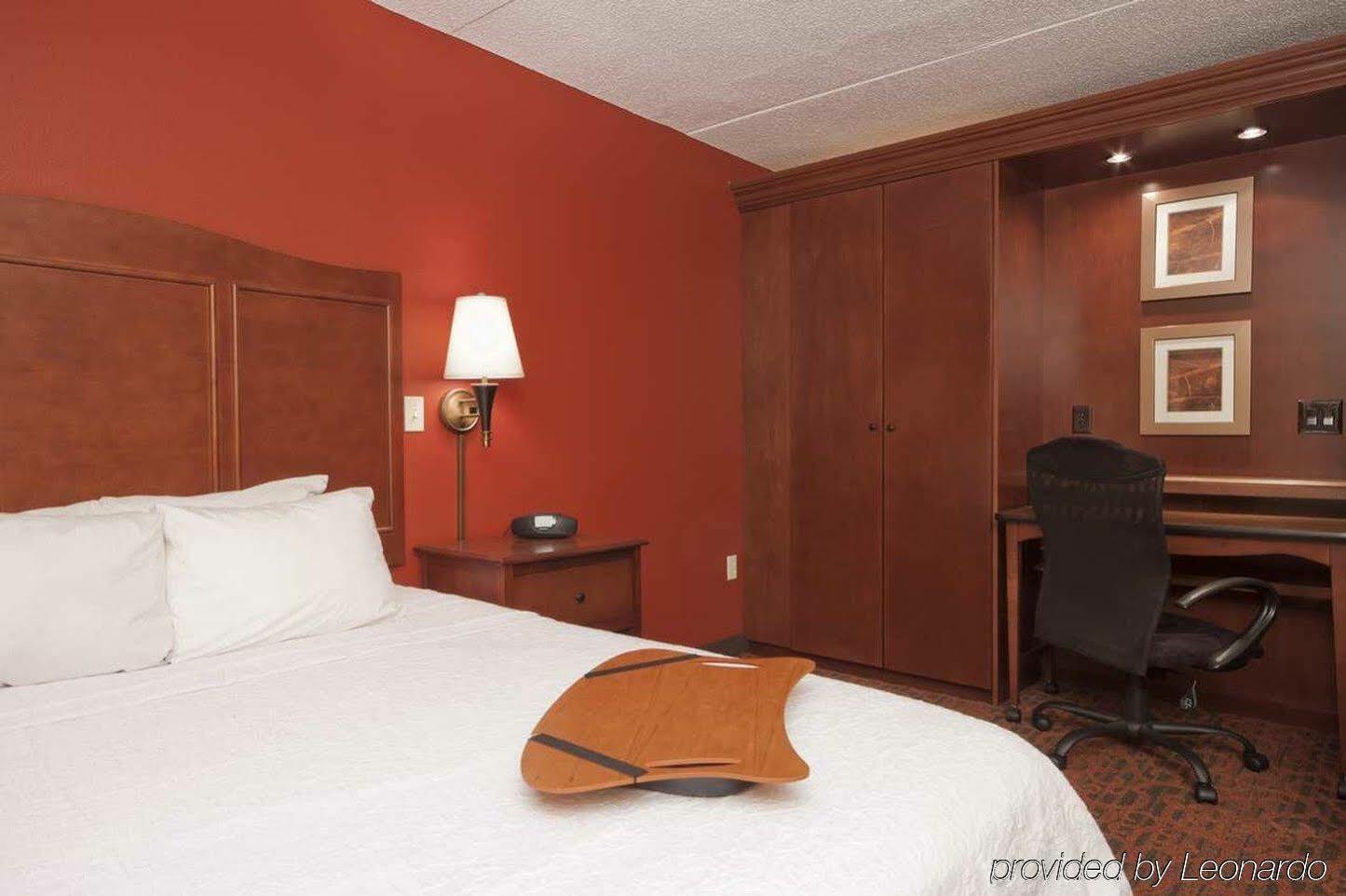 Walker Hampton Inn Grand Rapids/North מראה חיצוני תמונה
