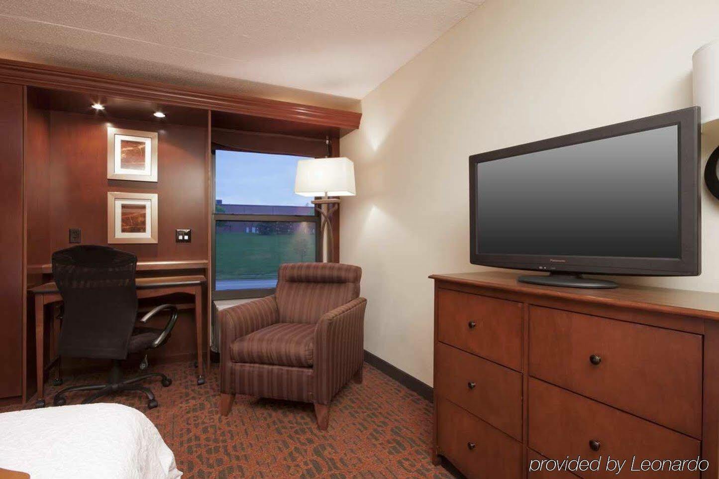Walker Hampton Inn Grand Rapids/North מראה חיצוני תמונה